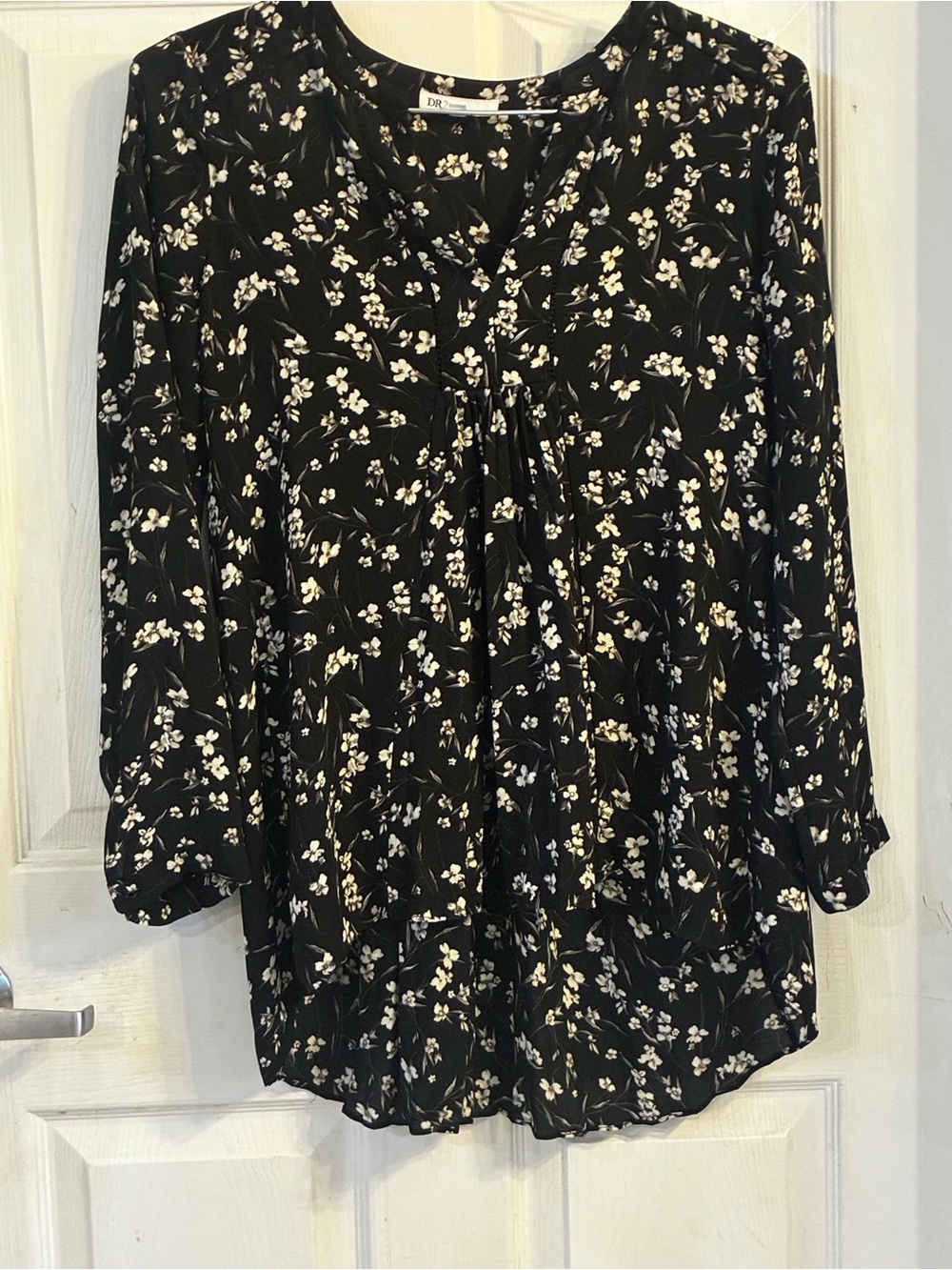 DR2 Woman’s Black & White Floral V-Neck Long Sleeve Women's Top, Size: S